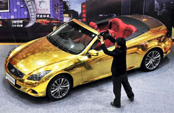Tuning auto avec un carrosserie dorée en Or